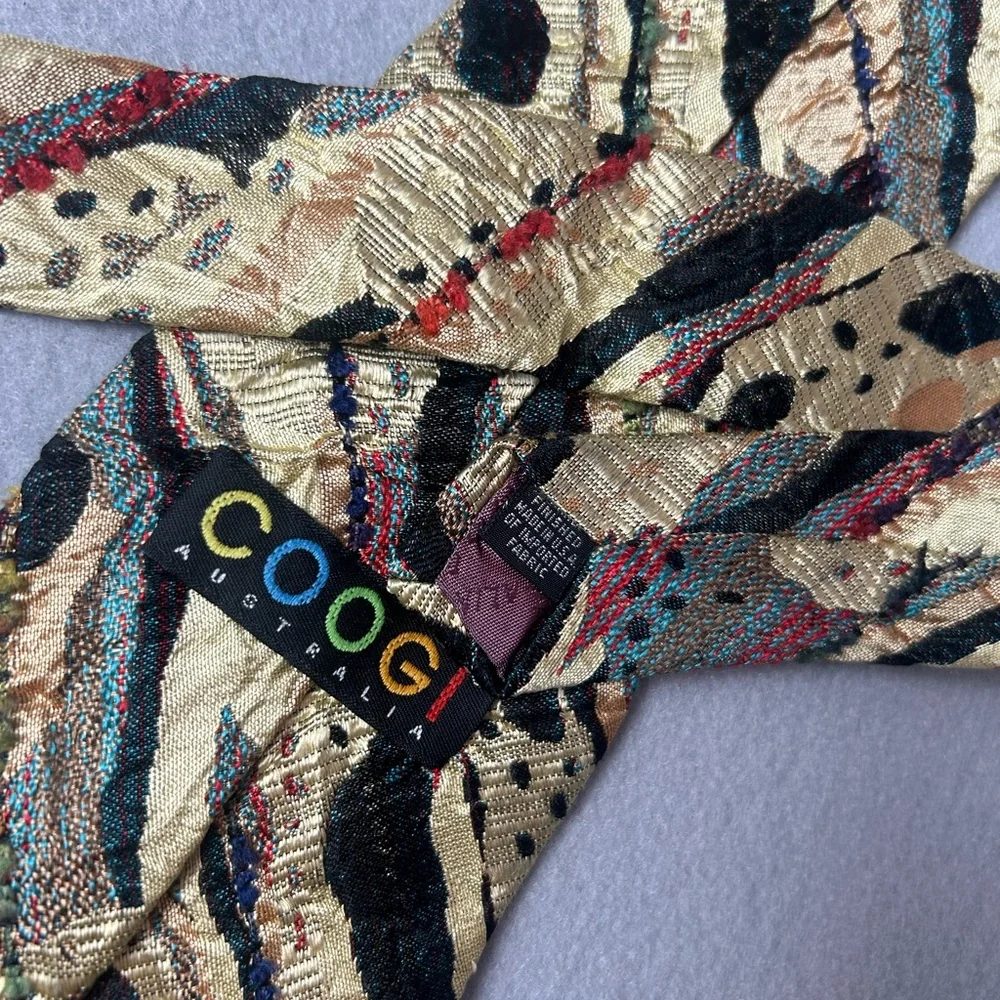 COOGI VTG Men's Gold Abstract Pattern 100% Silk‎ Tie Black Red  Accents